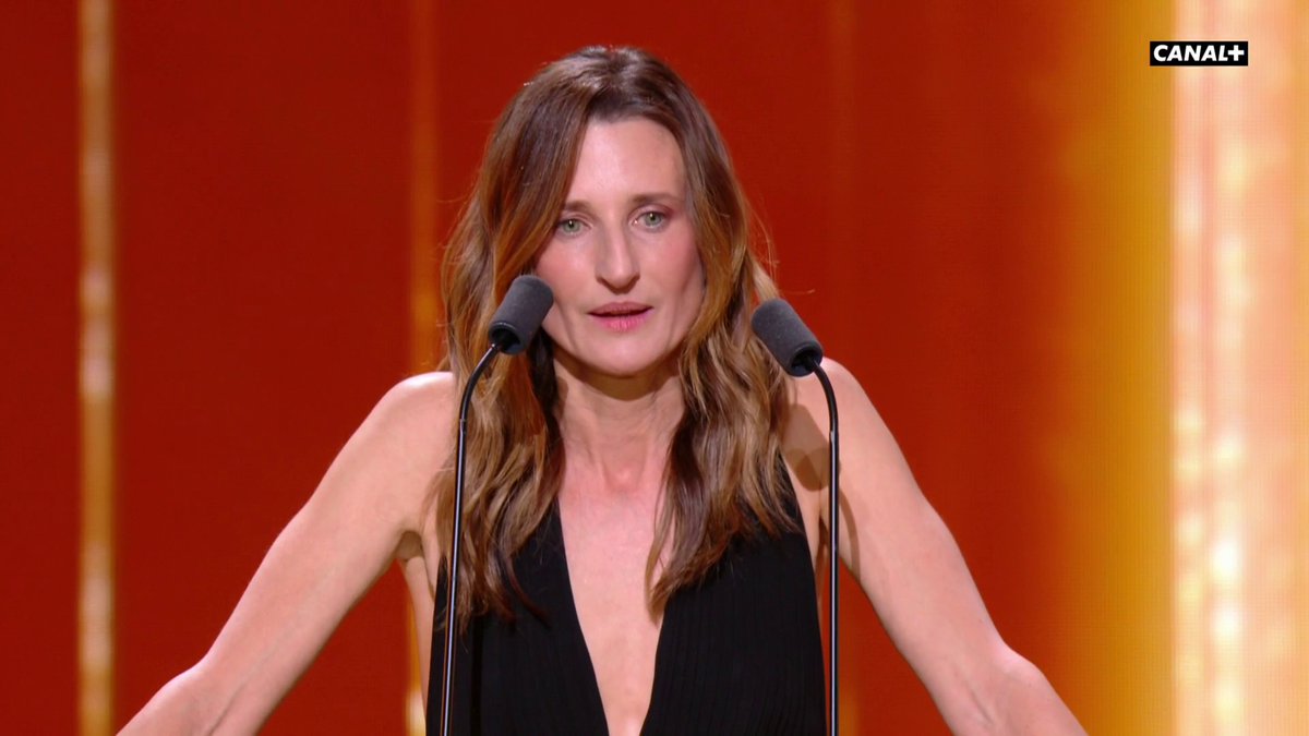 ✊ Le cinéma français, "une de nos fiertés nationales, comme la gastronomie, la mode et la sécurité sociale." Le discours de la présidente des César, Camille Cottin.