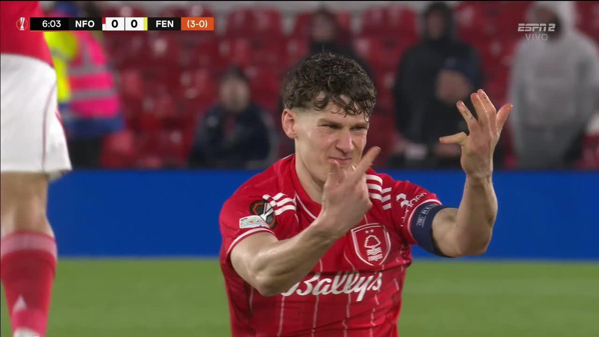 QUÉ IMAGEN 😖 Ryan Yates y una escalofriante lesión en su dedo. El capitán del Nottingham Forest volvió al partido. #UELxESPN y #DisneyPlus Premium.