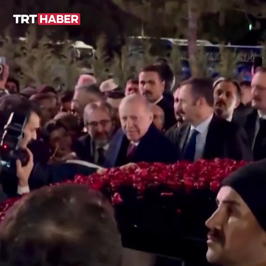 AK Parti Ankara İl Gençlik Kolları'ndan, Cumhurbaşkanı Erdoğan’a doğum günü sürprizi. Esenboğa Havalimanı’nda bir araya gelen gençler, Cumhurbaşkanı Erdoğan’ın 72. yaş gününü kutladı.