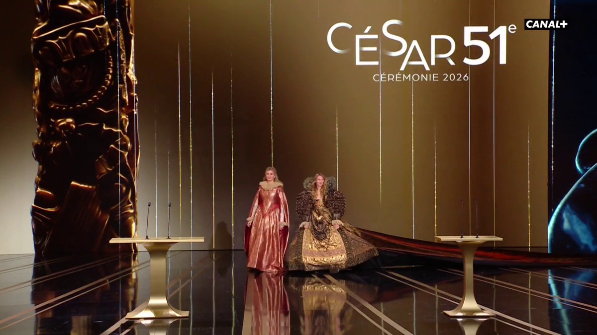 Léger problème de costumes 😂 Marina Hands et Pauline Clément viennent remettre le César des meilleurs costumes.