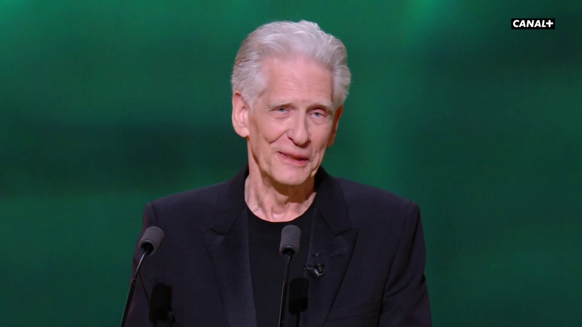 Un géant du cinéma 🎬 Toute la salle des César debout pour David Cronenberg.