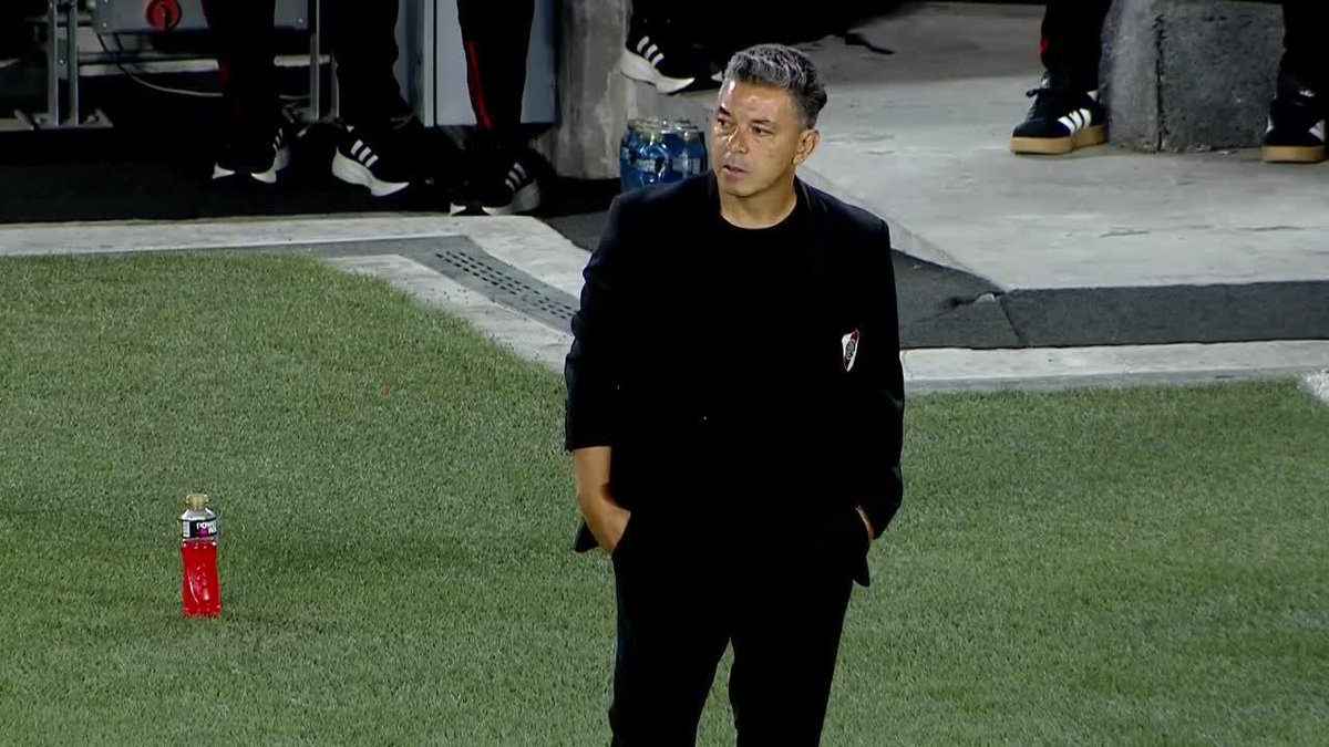¡OVACIÓN PARA MARCELO GALLARDO EN SUS ÚLTIMOS MINUTOS COMO DT DE RIVER!