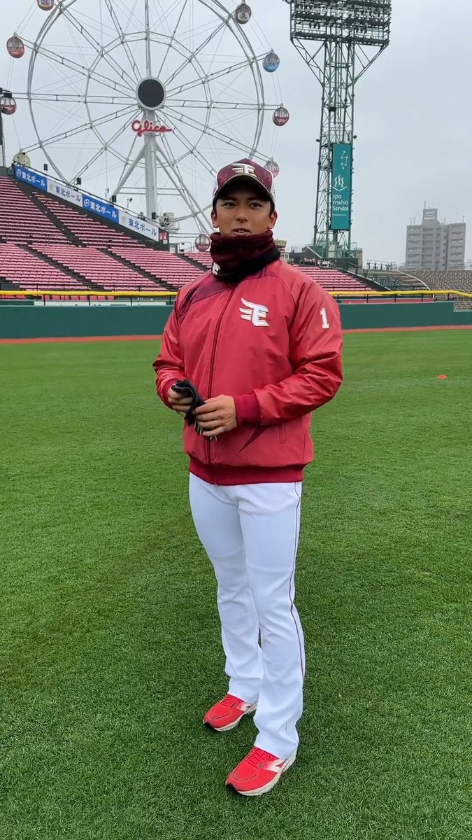 おはようございます☔ アップ前に今日お誕生日を迎えた #宗山塁 選手をお祝い🎉 23歳の抱負「世界のトップアスリートは10代から活躍している。皆さん、自分の年齢に危機感をもってやっていきましょう!」 #RakutenEagles #強鷲革新