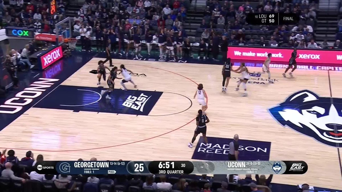 Azzi continues to light it up from deep 🎯 5 triples for Fudd as UConn Women’s Basketball extend the 2H gap 🔥