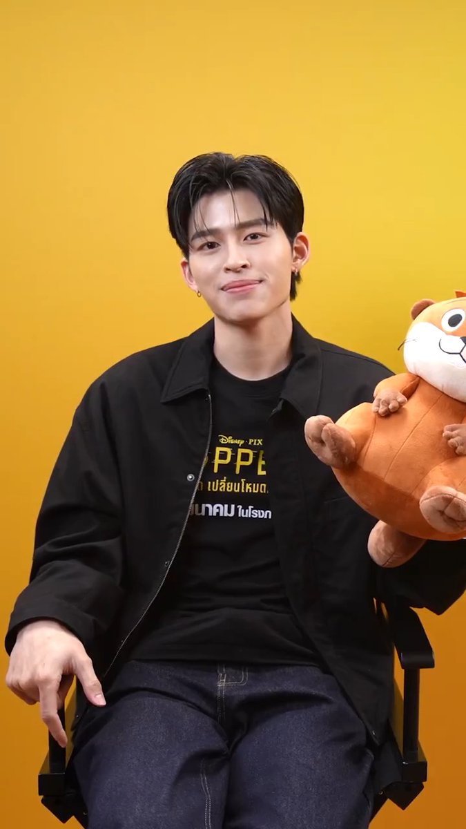 เอ๊ะ! มีใครกำลังแอบมองนักพากย์สุดหล่อของเราอยู่อยู่รึเปล่าน้า แฟน ๆ ดิสนีย์ช่วยกันจับตาทีว่าน้อนหลุดมาจากไหน 🫣🦫 Disney & Pixar's Hoppers #เด้งโดดเปลี่ยนโหมดเป็นบีเวอร์ 5 มีนาคมนี้ เปิดรอบพิเศษให้ดูก่อนใคร 3 มีนาคมนี้ ในโรงภาพยนตร์ #HoppersTH #PondXHoppers