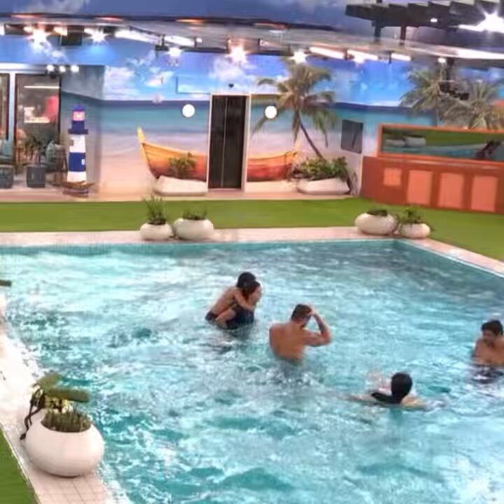 E o nosso grupinho que não ganhou nada e mesmo assim tá comemorando, tomando banho de piscina na chuva? Eu amo 🤝🏽💙 Marciele cantando toada, Jordana reclamando do frio, Jonas chamando eles de fracos, Gabi nas costas da Marci e Cowboy fugindo das câmera #TimeMarciele 🪇 | #BBB26