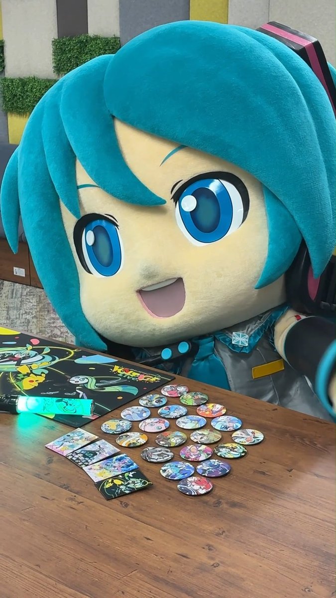 【〜初音ミクがライブグッズをご紹介〜】 ━━━ 🎊ライブグッズ「事前注文会場受取」🎊 ⬇️受付中!ご注文はこちら!⬇️ ━━━ 他にもグッズたくさん!全商品が対象です✨ チケット一般販売も受付中🎟️