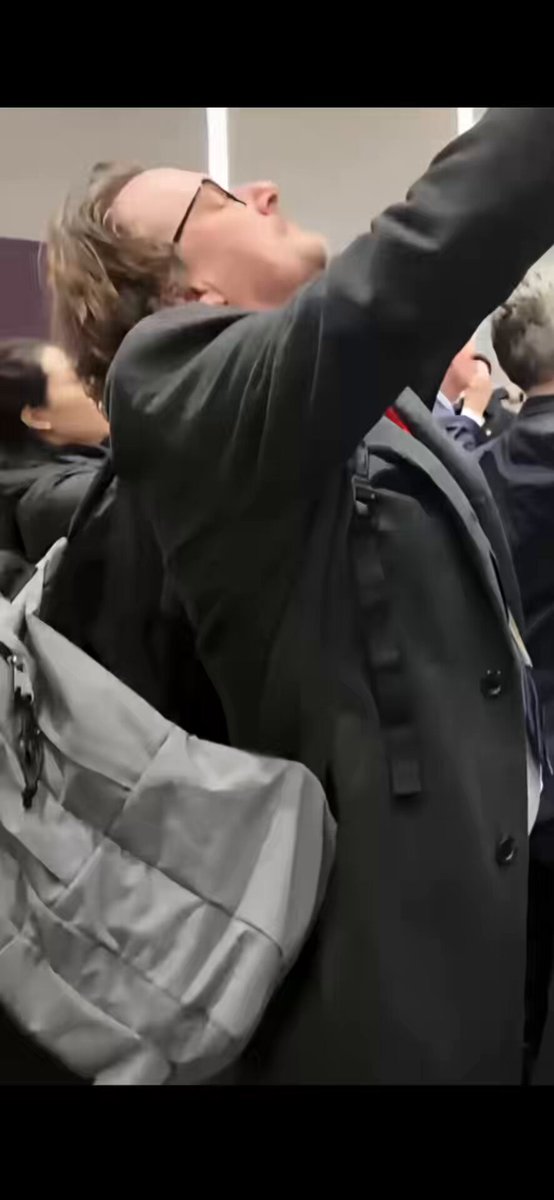 2月26日，德国总理默茨率代表团参访杭州宇树科技，现场观看机器人🤖“醉拳”表演。默茨此行重点关注中国科技企业发展，约30家德国行业龙头企业高管随访，推动中德科技与产业务实合作。🎉🎉🎉👏👏👏