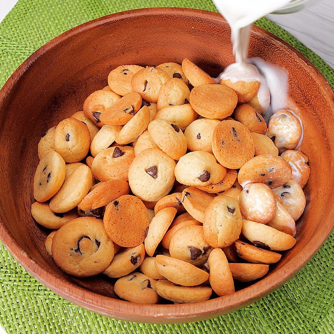 【消えるの秒すぎて笑う】牛乳に浸して幸せ♡夢の手作りクッキーシリアルが止まらない! / Mini Cookie Cereal🍪🥣