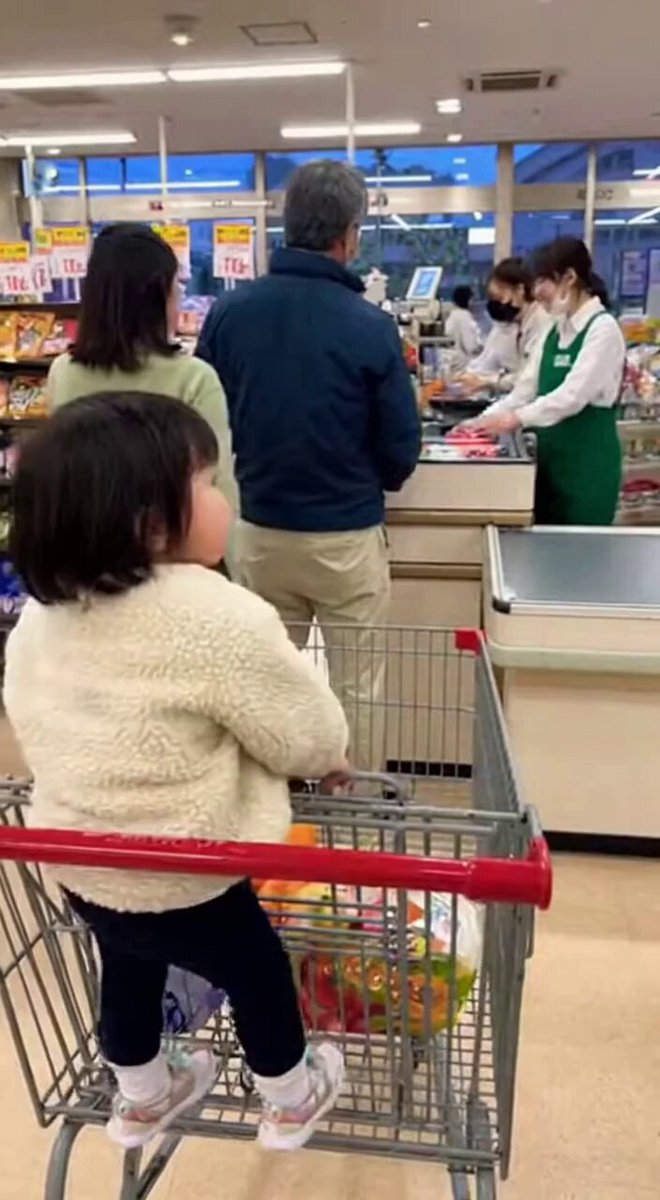 スーパーで混んでるときに、｢レジ応援お願いします｣って店内アナウンスが入って、かん違いした女の子が｢がんばれーーーー！！｣って叫んでいて最高だった を、AI動画にしたらこんな感じなんやろなwww