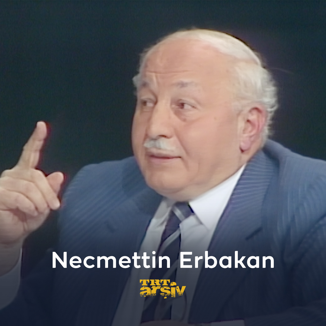 Türkiye Cumhuriyeti’nin 23. Başbakanı Necmettin Erbakan’ı, vefatının 15. yıl dönümünde saygıyla anıyoruz. 1992 yılında katılmış olduğu “Açık Oturum” programında dünya siyasetine dair fikir ve görüşlerini dinliyoruz. 🌍