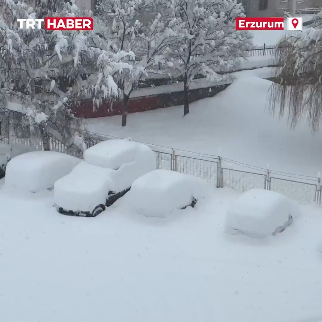 Erzurum şehir merkezinde kar kalınlığı 1 metreye ulaştı.
