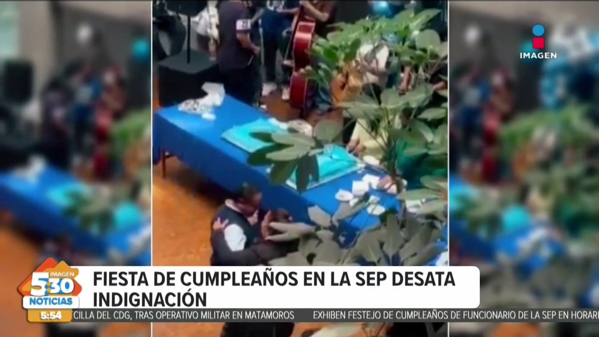 Así fue como el titular de Recursos Humanos de la #SEP, Jorge Alberto Zaragoza González, celebró su cumpleaños dentro de las oficinas, en pleno horario laboral. #NoticiasImagen #ImagenNoticias530 con MARLENE 🦋, Nuria GiL y Brisseida Moya