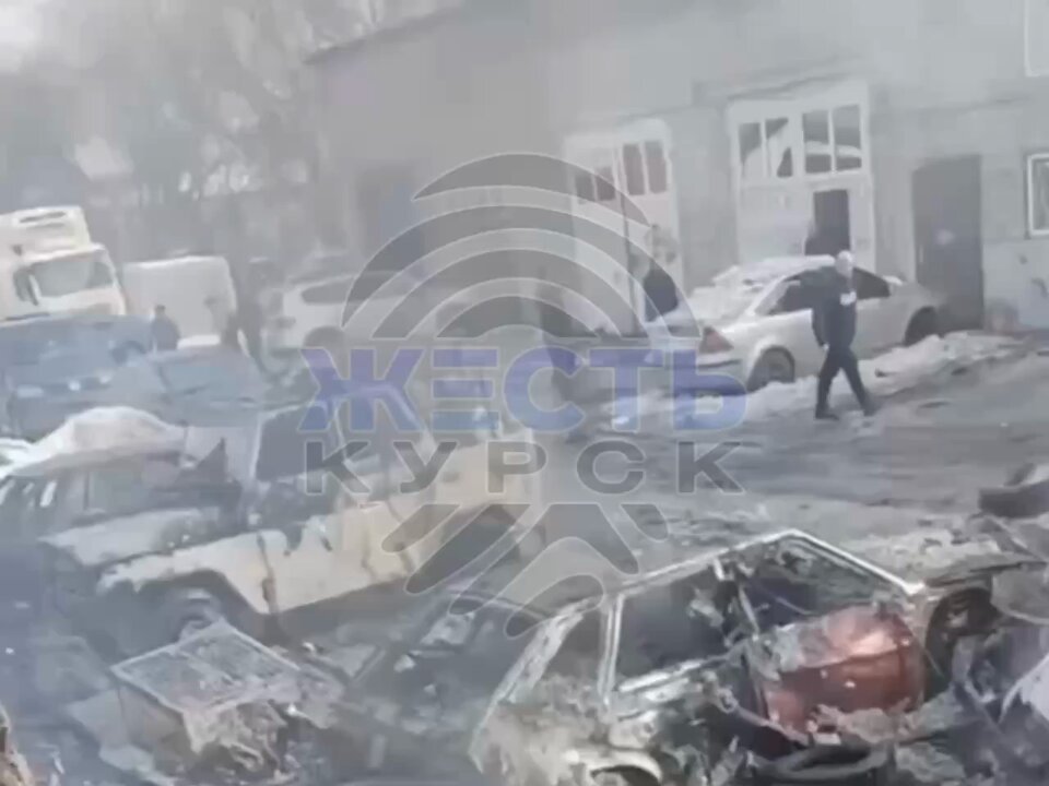 Первые минуты после сбития беспилотника над автосервисом в Курске. Имею ДВА вопроса: 1. Украина завоевала Курскую Народную Республику - делаем что хочем 2. кацапы будут возмещать ущерб за сбитый беспилотник ??? А воообще, красиво ! Правда 😉