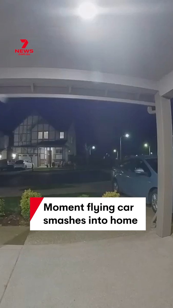 🇺🇸 INSOLITE | Une voiture a foncé dans une maison après que le conducteur, sous haute vitesse, a perdu le contrôle du véhicule. L’accident a été filmé par une sonnette vidéo, et la famille à l’intérieur n’a miraculeusement pas été blessée.