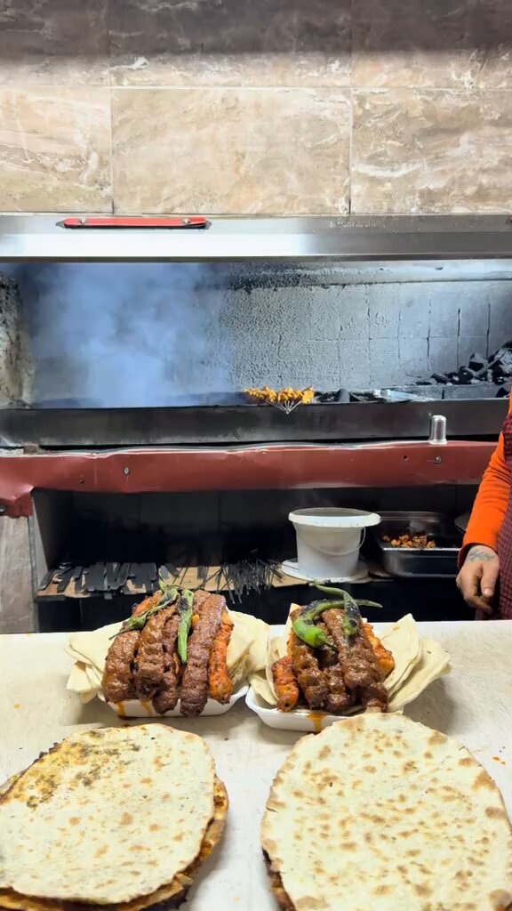 Bir kebapçı, iftar paketinin fiyatını açıkladı: -4 Adana -4 tavuk şiş; -4 tane lahmacun Ne kadar abi? 1.000 TL!