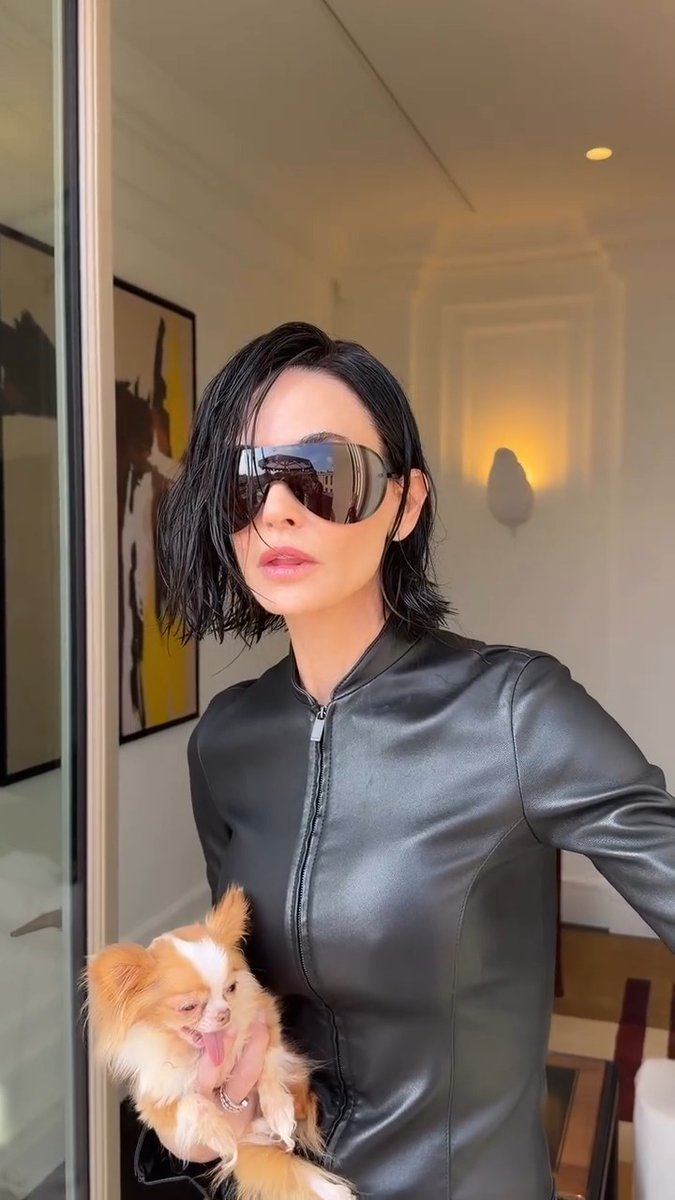 Demi Moore looks stunning with her new short hair 🤩 Rocking a full leather getup for the Gucci show at Milan Fashion Week, the actress, 63, wowed everyone with her new look, her dog Pilaf by her side 💖 📽️ : #DemiMoore #BradGoreski
