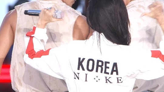 Esse vídeo é pra quem acha que a #HwaSa não consegue sustentar uma multidão.