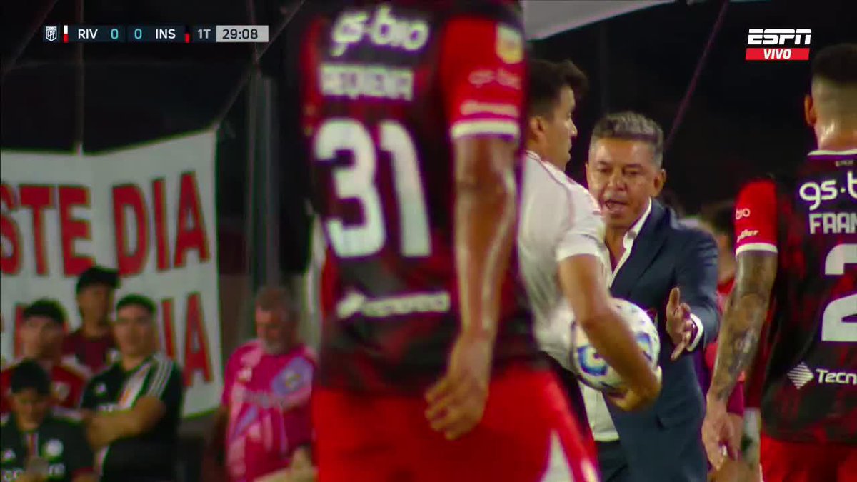 "Huevo Acuña" Porque cuentan que se llevaba como el ojete con Marcelo Gallardo y que el Huevo le cuestionó al entrenador los métodos de entrenamiento y casi se cagaron a trompadas. Era un cabaret ese club, la puta madre que los parió.
