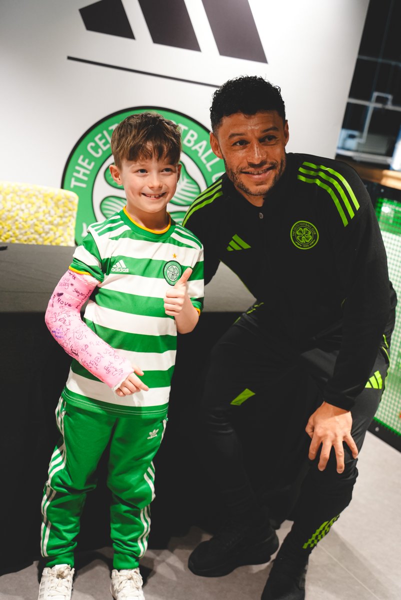 😃👋 Smiles all round as Alex Oxlade-Chamberlain met 150 lucky supporters at the Queen Street Store in Glasgow tonight. #SignForCeltic✍️ | #CelticFC🍀