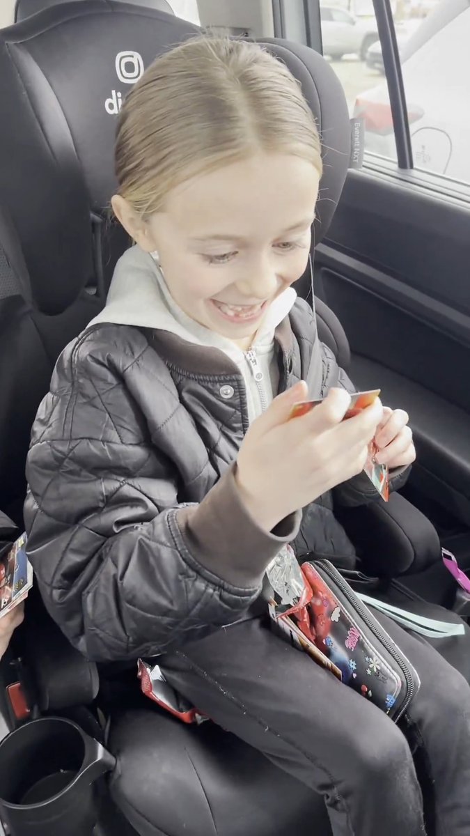 “She said keep the boys, she’s only here for @hockeycanada’s girls” 🥹🇨🇦 🎥: mollie21932/TT