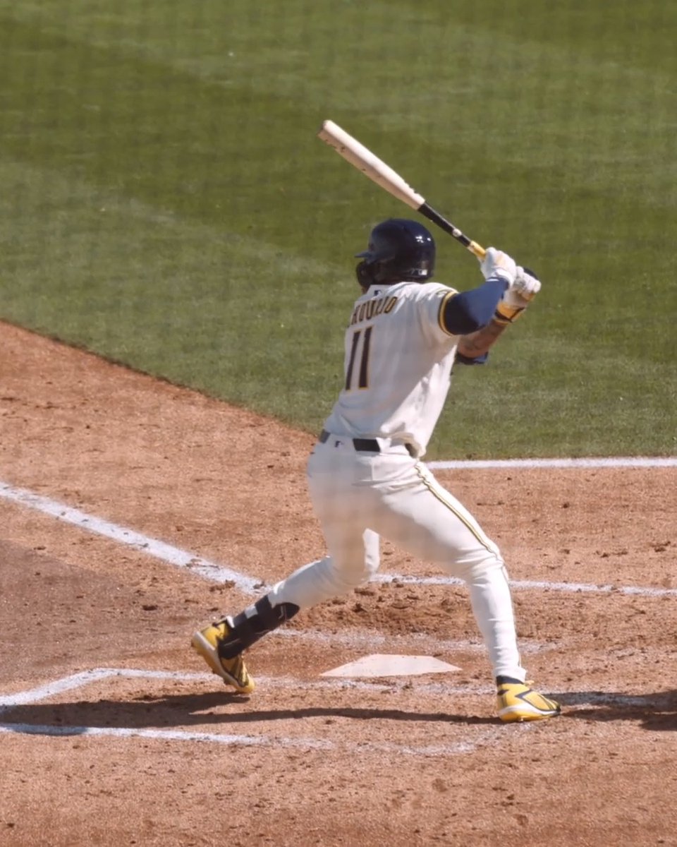 Jackson Chourio ties this ballgame with a 109-mph knock