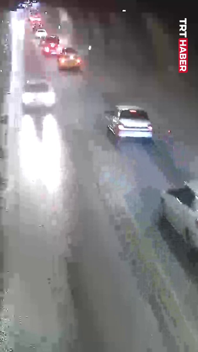 Amasya'da önündeki araca çarpmamak için şerit değiştiren otomobil, karşıdan gelen araçla kafa kafaya çarpıştı. Otomobilin sürücüsü yaralandı.