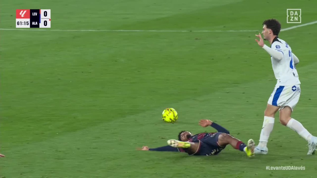 La acción por la que Víctor Parada vio su segunda tarjeta amarilla contra el Levante👀 #LALIGAenDAZN ⚽️