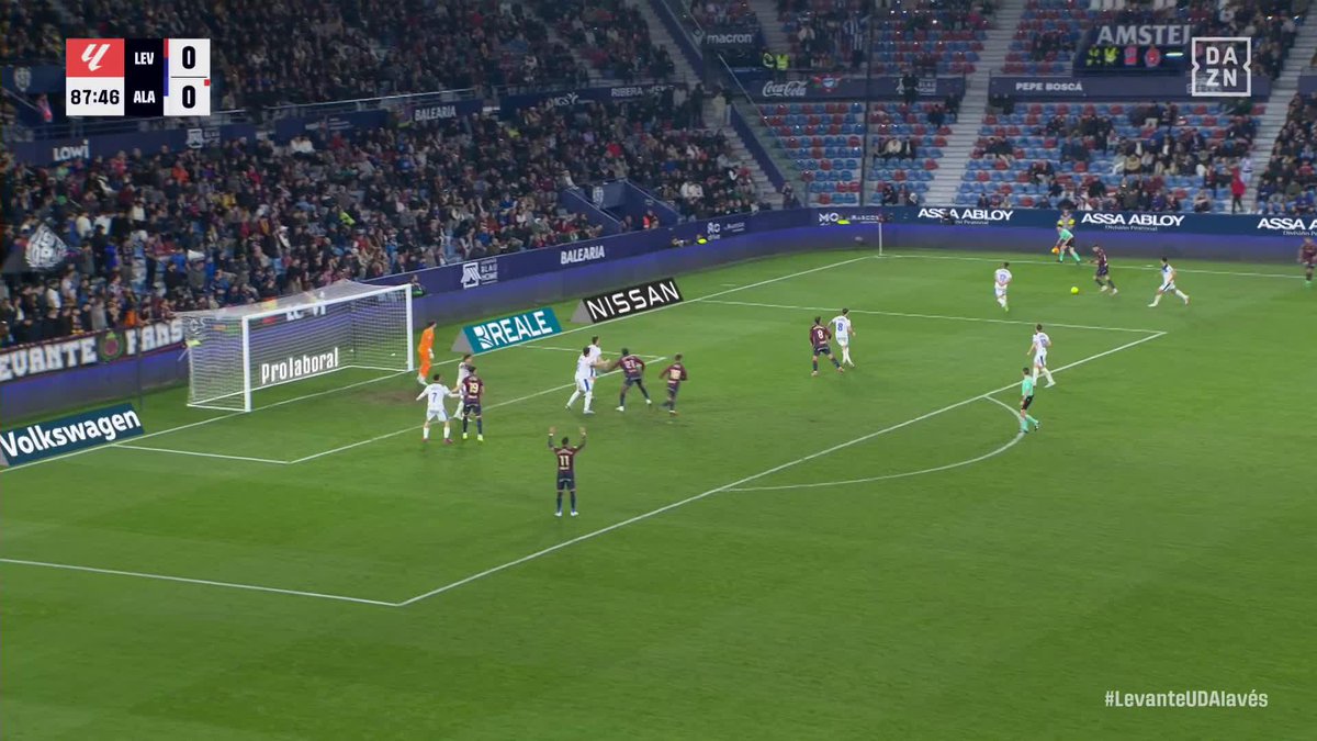 ESE BALÓN NO LO CHUTÓ ESPÍ SOLO. LO GOLPEARON TODOS LOS AFICIONADOS DEL LEVANTE💥 PORQUE NO SE RINDEN. PORQUE QUIEREN SEGUIR EN #LALIGAEASPORTS🔥 #LALIGAenDAZN ⚽️