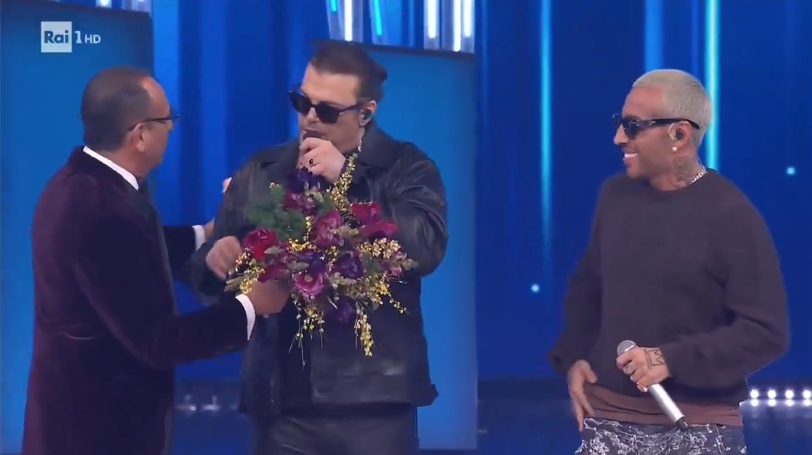 - Ecco i fiori per te - C'è anche il numero della Pausini dentro? Così la posso chiamare #Sanremo2026
