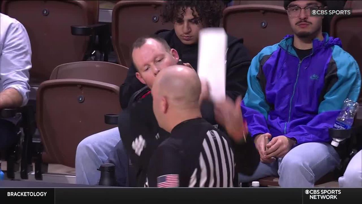 Miami (OH) head coach Travis Steele pushed over the DJ's speaker before the half 💢