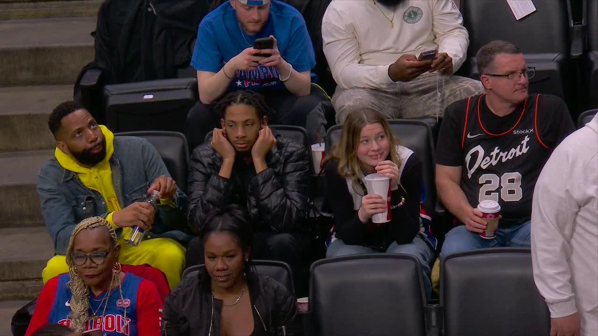 The arena horn won't turn off in Detroit 😭