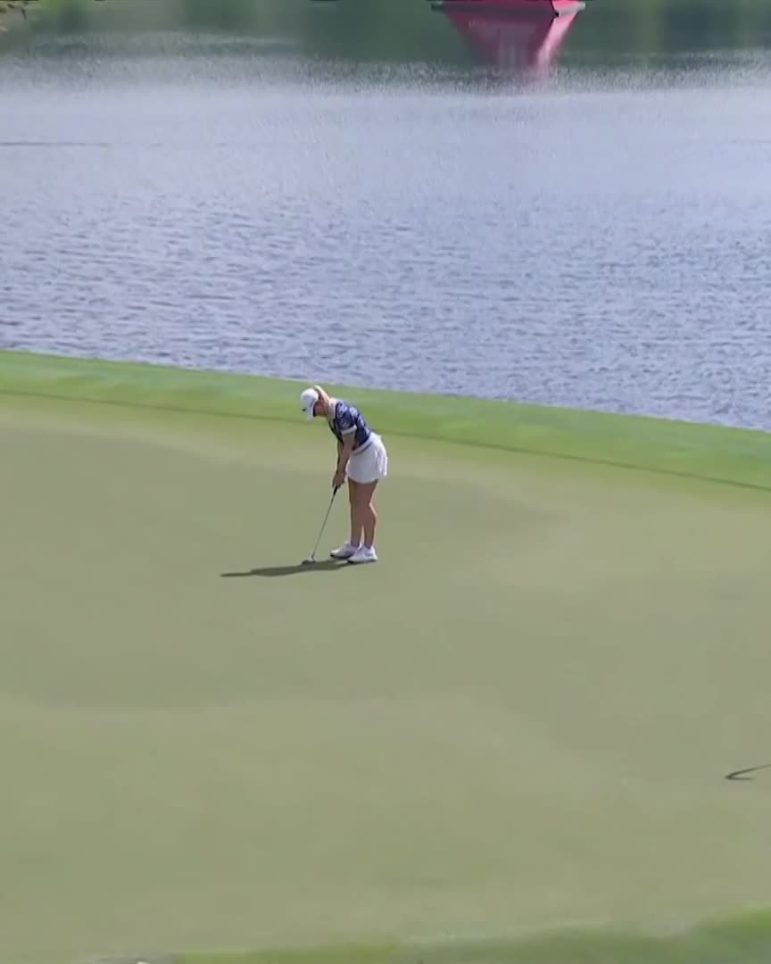 Charley Hull with that long putt for birdie 😗