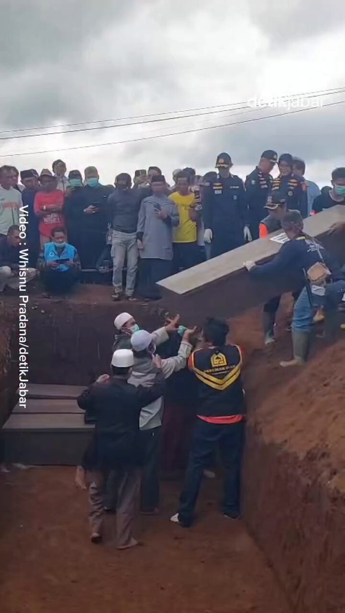 Kasubbidkespol Biddokkes Polda Jawa Barat AKBP dr Ani Rasiani mengatakan, pemakaman sepuluh korban longsor yang belum teridentifikasi ini dilakukan atas dasar kemanusiaan. Selengkapnya dalam video ini!