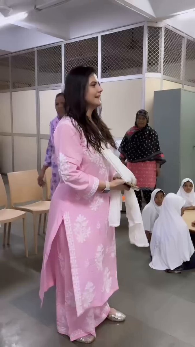 कल Zareen Khan ने Anjuman-i-Islam Orphanage की 6 से 18 साल की बच्चियों के साथ इफ्तार किया। थोड़ी बातचीत, प्यारी दुआएँ और ढेर सारा प्यार दिल सच में भर आया। उदासी के बीच इन मासूम मुस्कानों ने याद दिलाया कि मोहब्बत हर रूप में मिलती है। अनाथालय ही उनका घर है, फिर भी उनके चेहरे पर सबसे बड़ी मुस्कान थी। पूरी टीम को सलाम, जो 150 सालों से इतनी नेक सेवा कर रही है। ❤️
