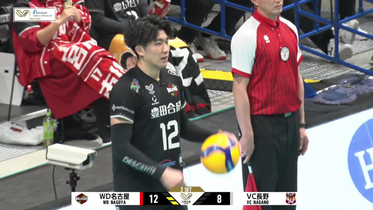 BULLS-EYE 😱🤯😰 Kento Miyaura took a hit straight to the eye while going up to block Farhan Halim 🫣. He was icing his right eye after the match, where the swelling was already visible 😮‍💨. Hopefully nothing serious 🙏🏻 🏐 #SVLeague #Volleyball