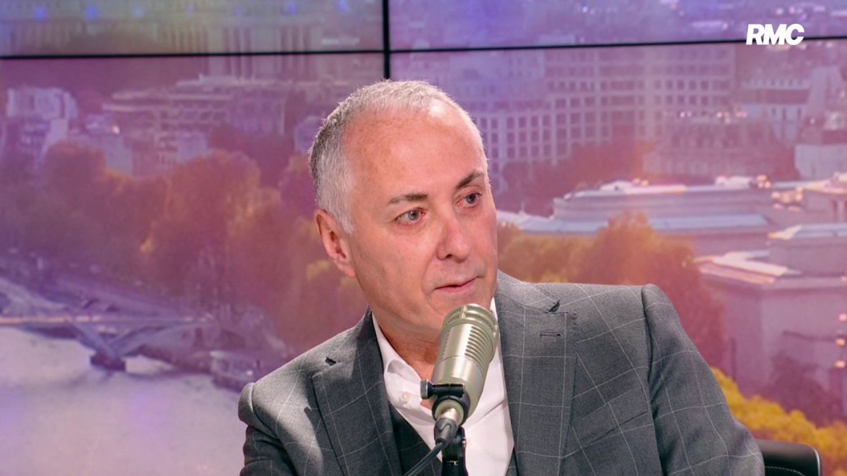 🧑💼 Emmanuel Macron s'habille comme tout le monde 🗣️ Laurent Touboul, tailleur du président de la République : "Il choisit le costume le plus cher de notre gamme, à moins de 500€. Sa tenue est légèrement supérieure en raison de tous ses déplacements." #BonjourCEstFred