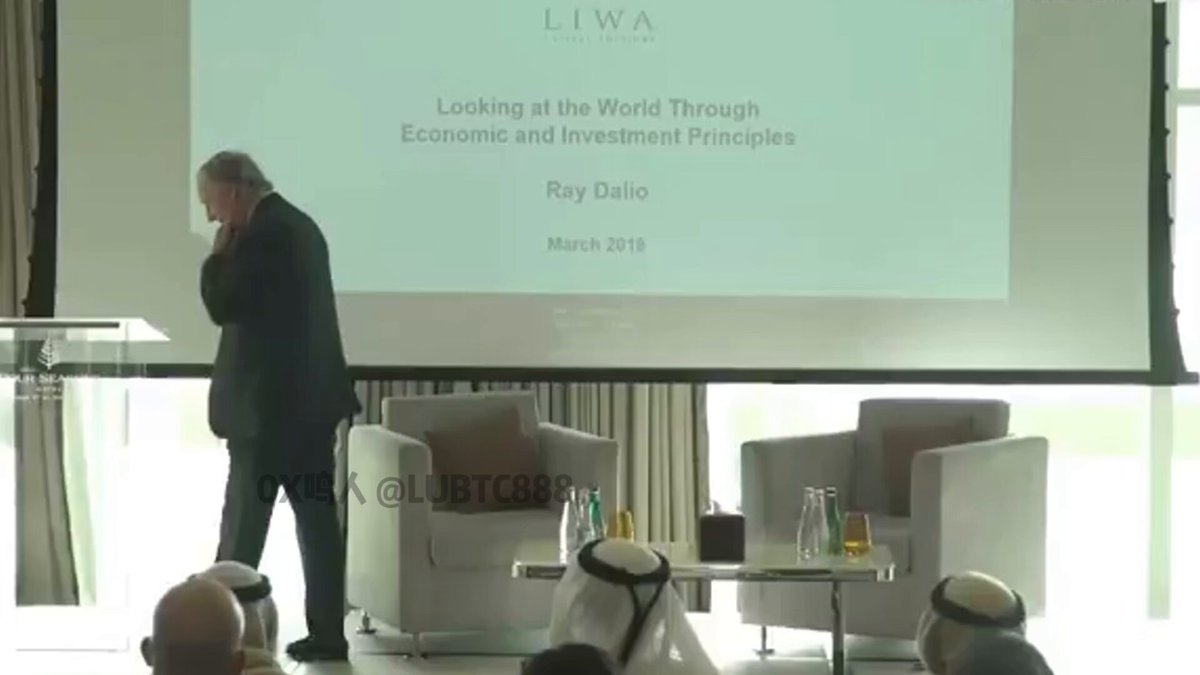 为什么你拼命赚钱，手里的存款却越来越不值钱？ 全球最大对冲基金，身价千亿的的桥水创始人达利欧在这节内部课，直接把整个世界的“财富收割机”拆开给你看了。 他用逻辑告诉你：经济根本不是什么玄学，它就是一台设定好程序的精密机器。你正在经历的通胀、债务危机、阶层固化，在过去几百年里早就重演过无数次了。 穷人死于顺周期加杠杆，富人赢在逆周期跨越。 看懂这节课，你就能看透国家机器是怎么印钞、怎么转移债务、怎么让你辛辛苦苦攒下的钱在一夜之间被稀释干净的。 搞投资的第一步，是先看懂自己身处在经济周期的哪个齿轮上。 极度硬核的降维打击，必须看完它，这可能会重塑你后半生的财富观👇