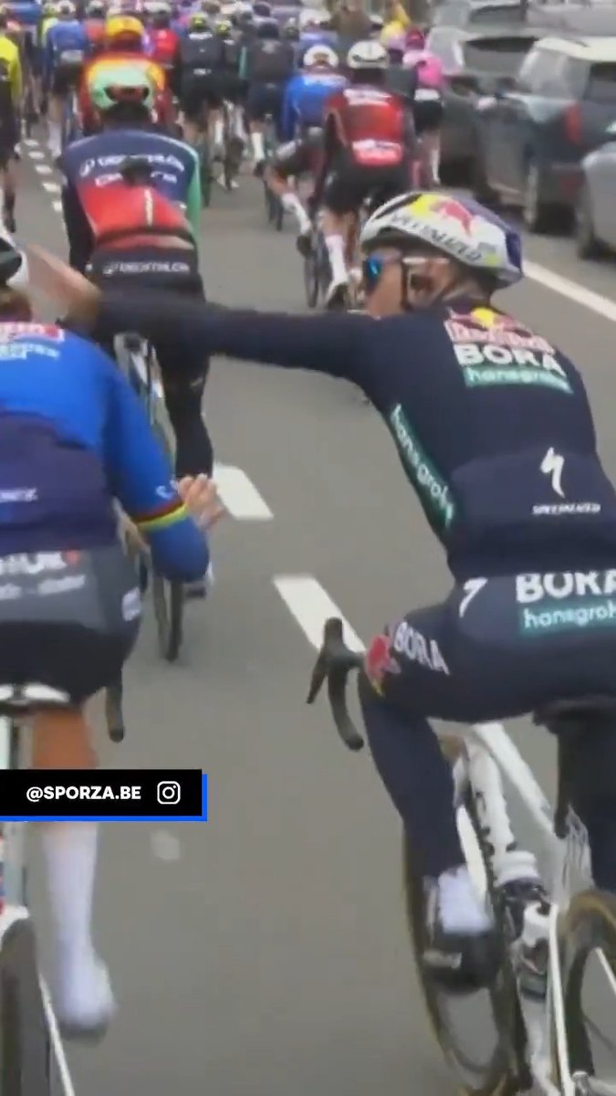 Yo y los chavales cuando nos saludamos: 🤪 Mathieu van der Poel y Gianni Vermeersch, dos buenos excompañeros que se reencuentran en el pavé. #OHN26