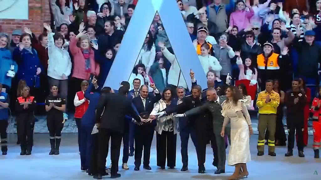 Aplauso atronador. Homenaje a todo el pueblo de Adamuz y los servicios de emergencias que atendieron a las víctimas, los heridos y sus familias en el fatídico accidente ferroviario. Un momento cargado de emoción. Ellos son Andalucía. #28F