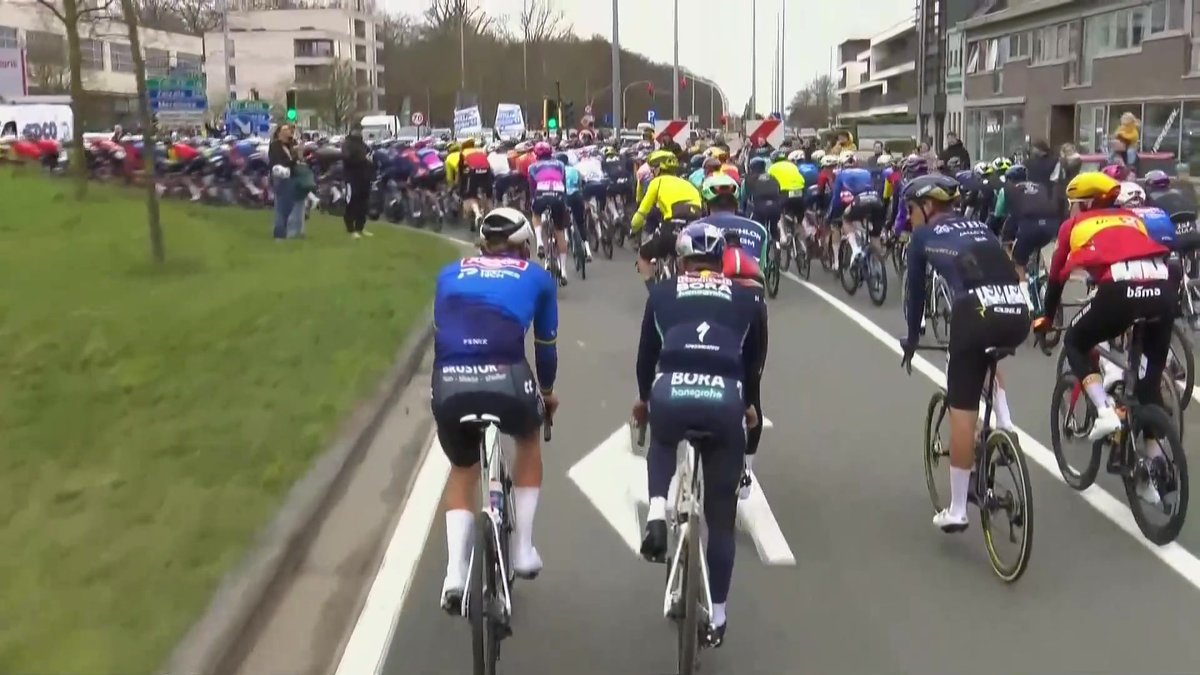 Top départ pour le Nieuwsblad, première classique de l'année #lequipeVELO Suivez la course en direct par ici ➡️