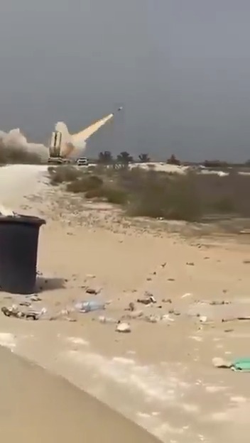 خطأ كارثي يرتكبه عسكري كويتي بتوثيق لحظة اعتراض صاروخ إيراني .. هذا انكشاف استخباراتي وعملياتي لمنصات الدفاع الجوي الكويتي . والمصيبة أنه ضابط ولديه معرفة بقواعد الضبط والربط العسكري والأمني.