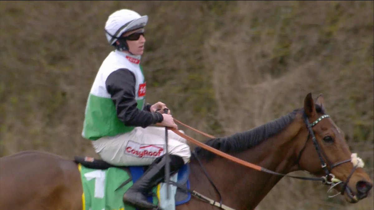Carrying top weight comfortably 👏 Doyen Du Bar wins the bet365 Handicap Chase #ITVRacing | Danny Mcmenamin | Nicky Richards