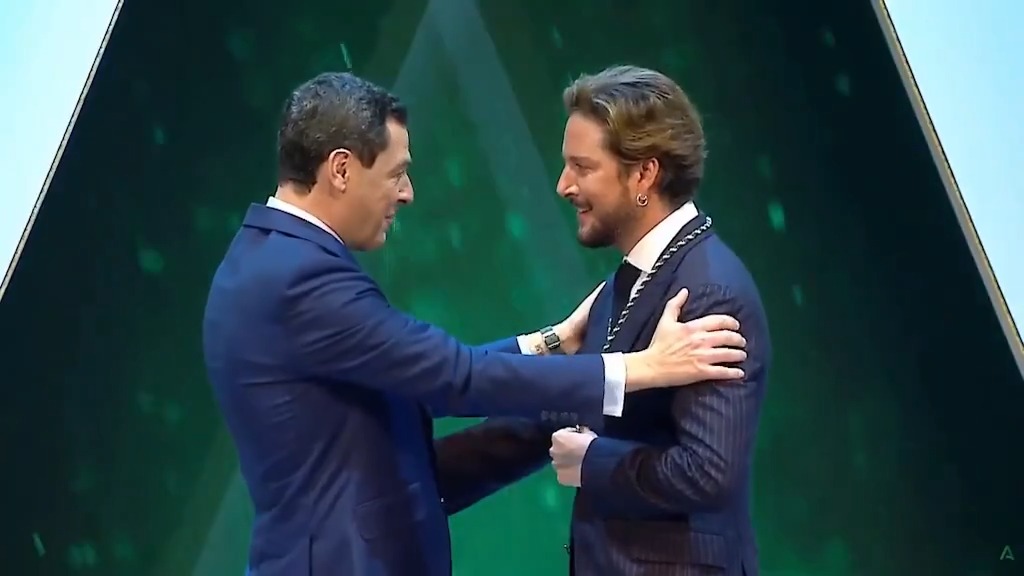 Nunca dejes de soñar y de hacer feliz a la gente con tu música, Manuel Carrasco. Eres Hijo Predilecto de Andalucía. ¡Tu tierra te quiere y te admira! #28F #DíaDeAndalucía