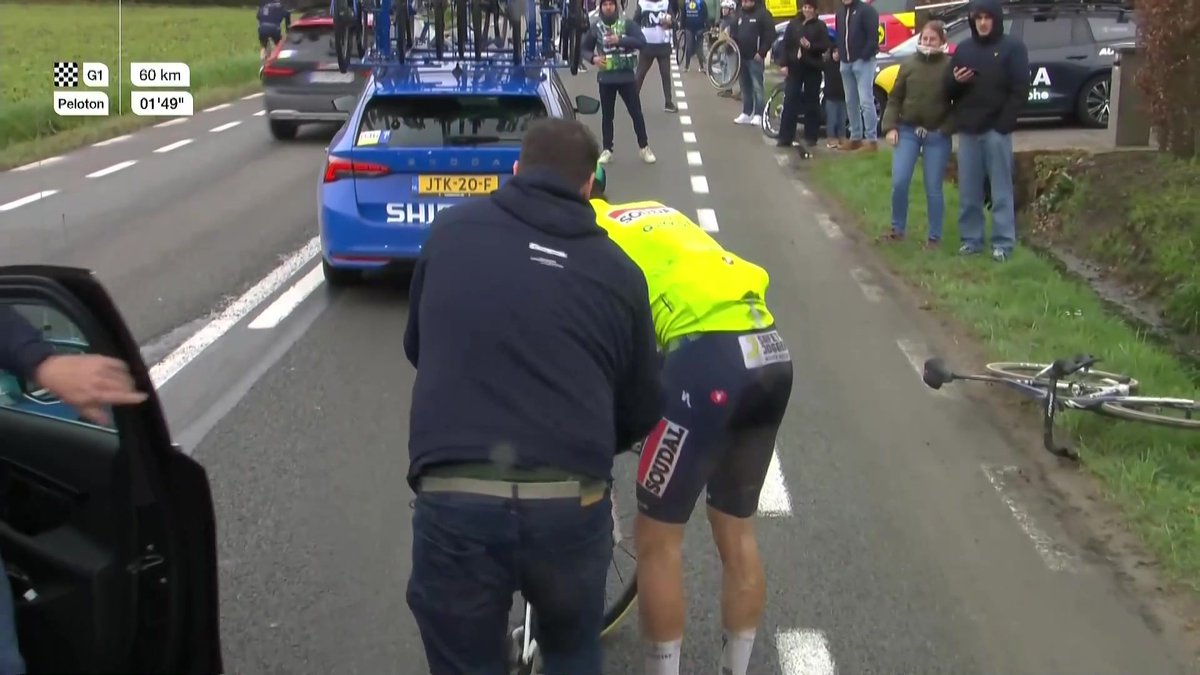 Problème mécanique pour Paul Magnier ! Suivez le Omloop Nieuwsblad >
