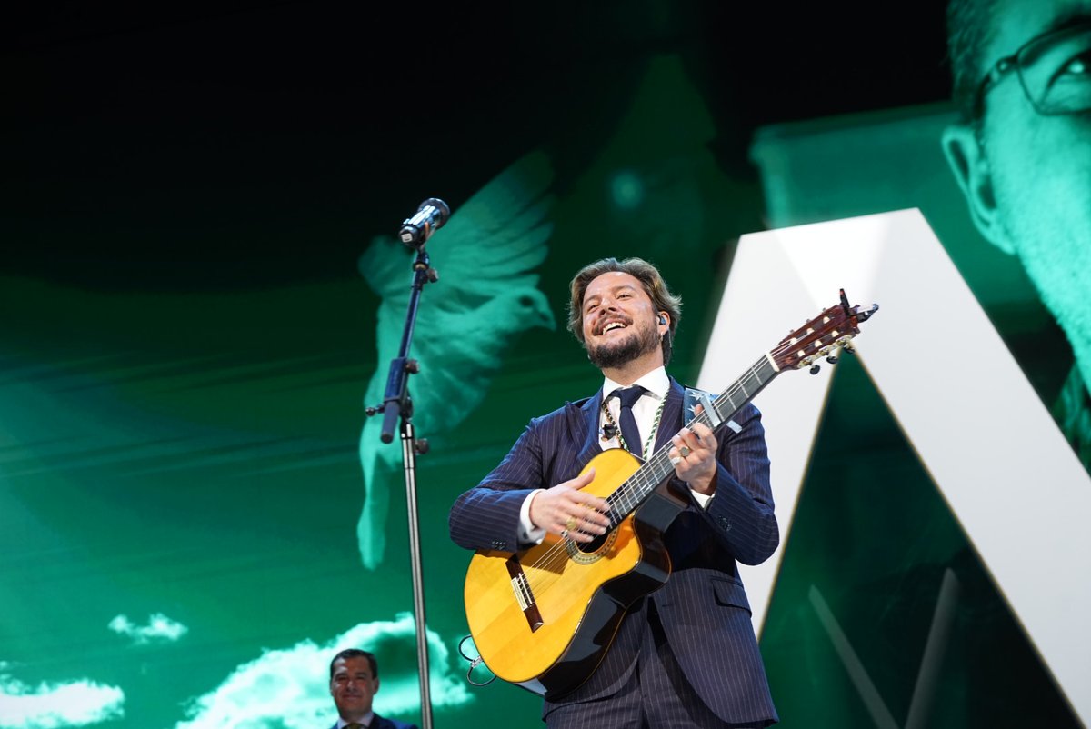 🎶💚Llega uno de los momentos más esperados de la ceremonia por el #DíaDeAndalucía: Nuestro HIMNO DE ANDALUCÍA interpretado por uno de los cantantes más reconocidos de nuestra tierra: Manuel Carrasco. #28F #DíaDeAndalucía