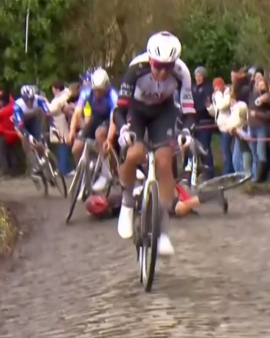 Van der Poel le funambule ! Une agilité exceptionnelle et le Néerlandais évite la chute dans le Molenberg ! Regardez l'Omloop Het Nieuwsblad sur Eurosport et HBO Max #OHN26 #LesRP