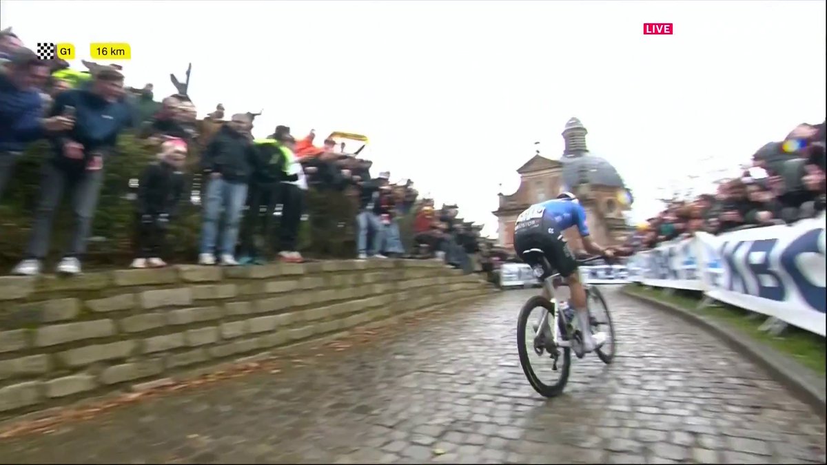⛪️👑 Solo en la capilla. Como uno de los más grandes campeones de la historia del ciclismo. Mathieu van der Poel revienta la carrera en el Kapelmuur y se va a por su primer Omloop Nieuwsblad. #OHN26