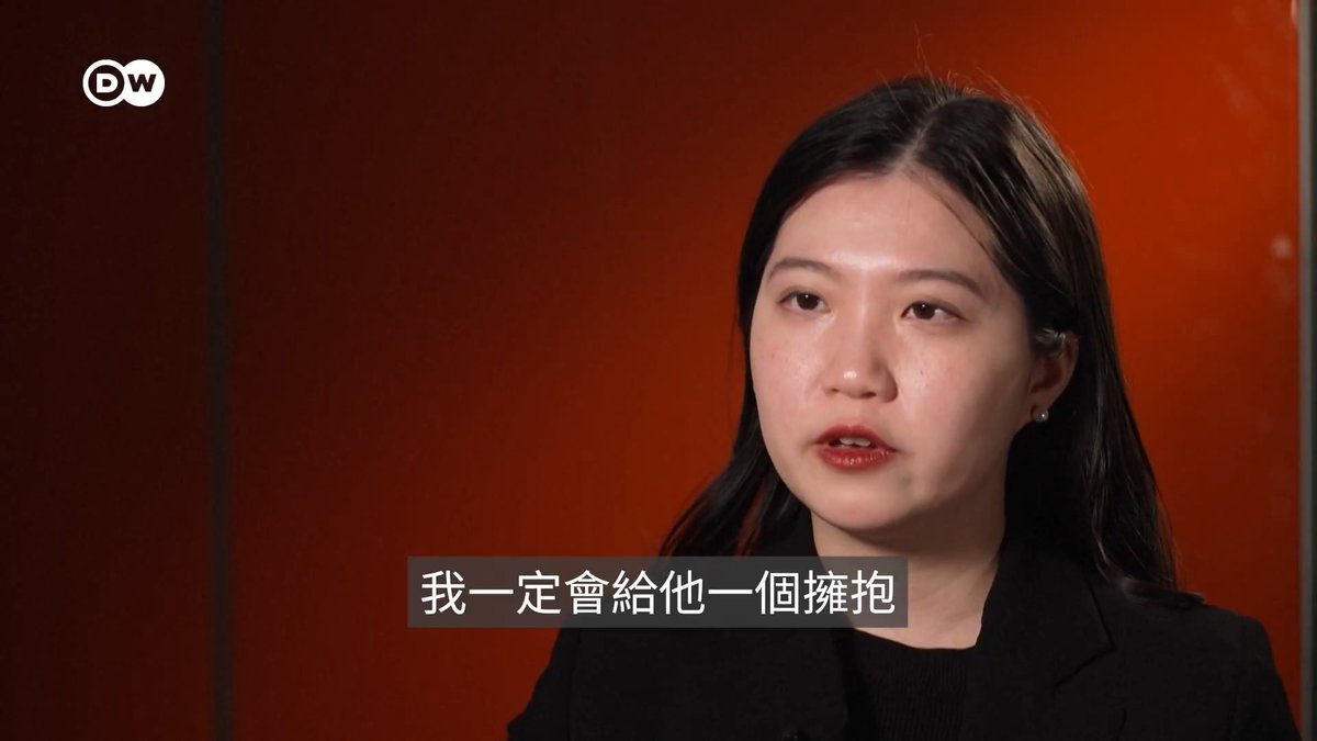 【郭凤仪：我会逆流而上，不会退缩】 香港民主派活动人士郭凤仪目前流亡美国。香港政府指控她从事“敌对活动”，并将其列入通缉名单。周四，香港法院以违反国家安全罪为由，判处其父郭贤生监禁八个月。这是香港在2024年实施新《国家安全法》后，首次针对海外被通缉民主派人士家属作出的判刑案例。