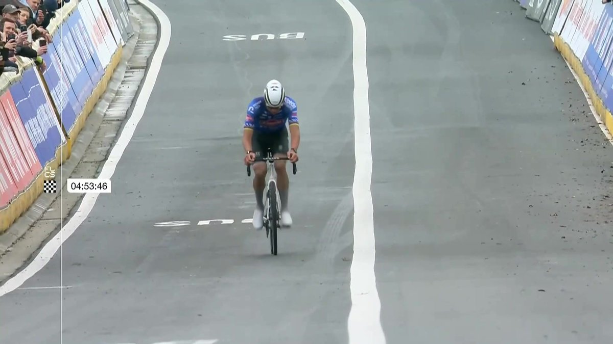 Pour sa toute première participation au Het Nieuwsblad, Mathieu Van der Poel a surclassé la concurrence. Parti seul dans le Mur de Grammont, le Néerlandais s'offre une victoire en solitaire sans laisser la moindre chance à ses adversaires.